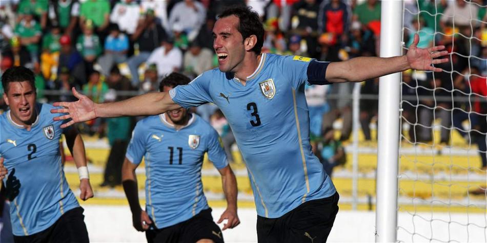 Diego Godín (3) festeja el gol que le marcó a Bolivia, en la altura de La Paz.