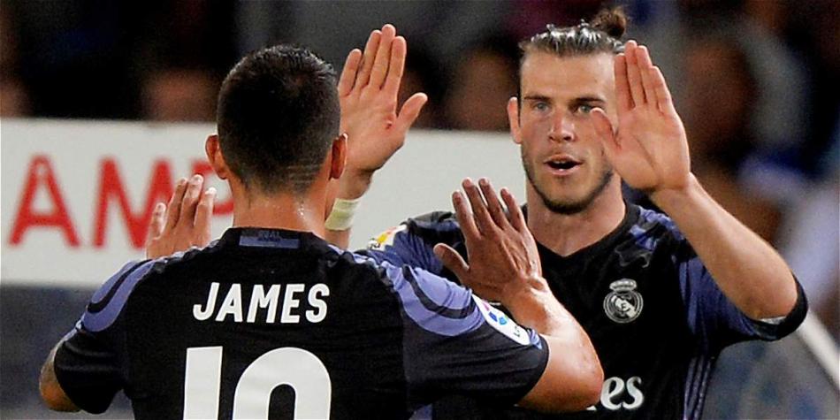 James Rodríguez se saluda con Bale tras el partido entre Real Sociedad y Real Madrid.