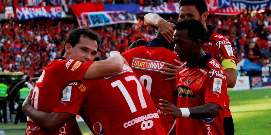 Los jugadores del Medellín festejan el gol del triunfo sobre Junior.