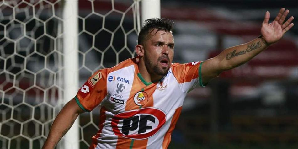 El centro delantero que busca Santa Fe, fue premiado como el mejor del pasado torneo en Chile.