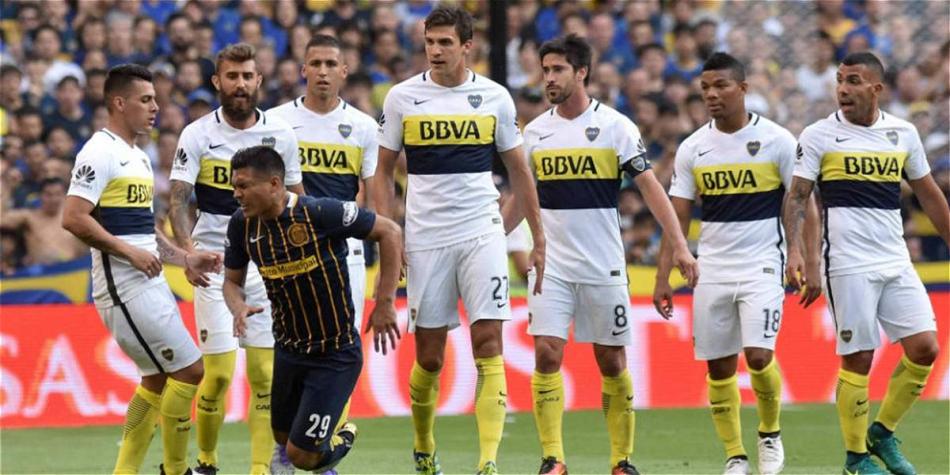 Los jugadores 'xeneizes' se abalanzaron contra Gutiérrez, después de la provocación.