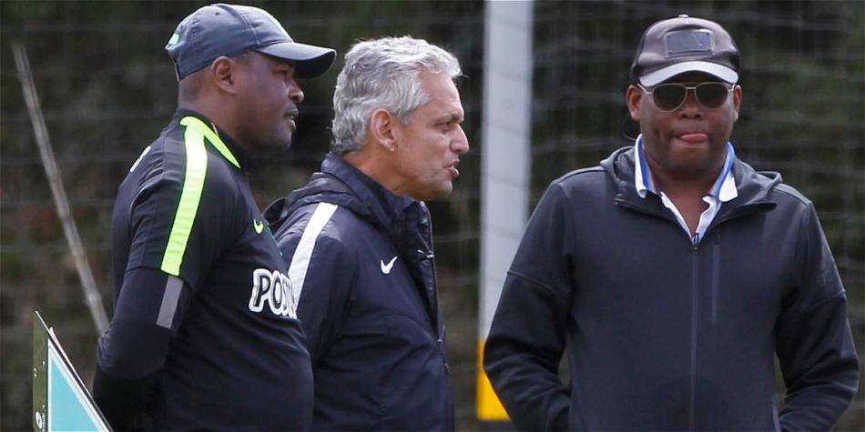 Reinaldo Rueda (centro), junto a Bernardo Redín (izq.), su asistente, y Faustino Asprilla, durante una visita del 'Tino' al entrenamiento de Nacional.