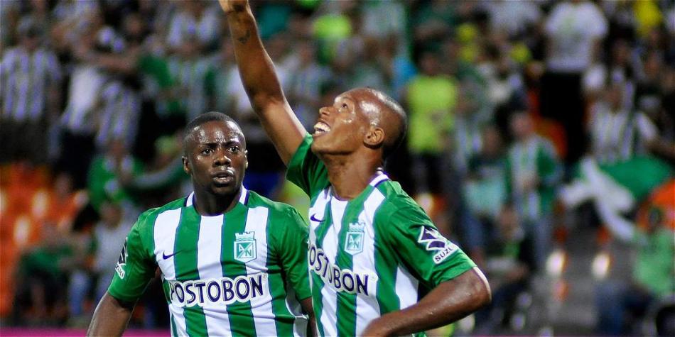 Edwin Velasco (der.), jugador de Atlético Nacional.