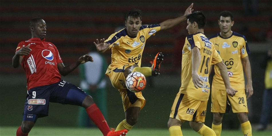 Acción del duelo por Suramericana entre Medellín y Sportivo Luqueño.