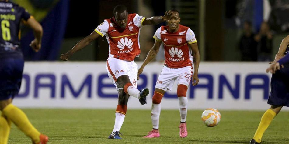 Perlaza se atrevió a probar de media distancia y logró su primer gol internacional.