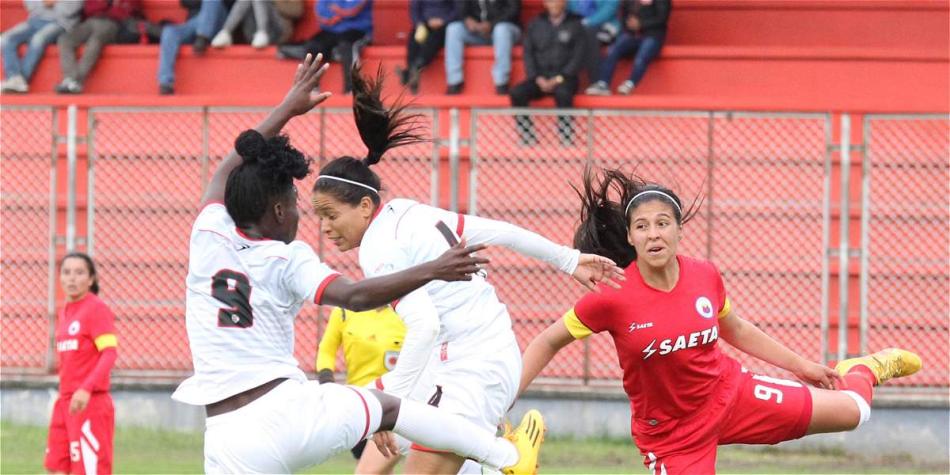 Acción de juego entre los equipos femeninos de Pasto y Cortuluá.
