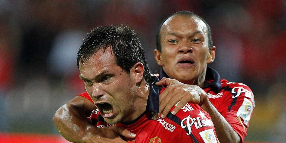 Hernán Hechalar (izq.) y Juan David Pérez festejan uno de los goles del DIM frente al Tolima.