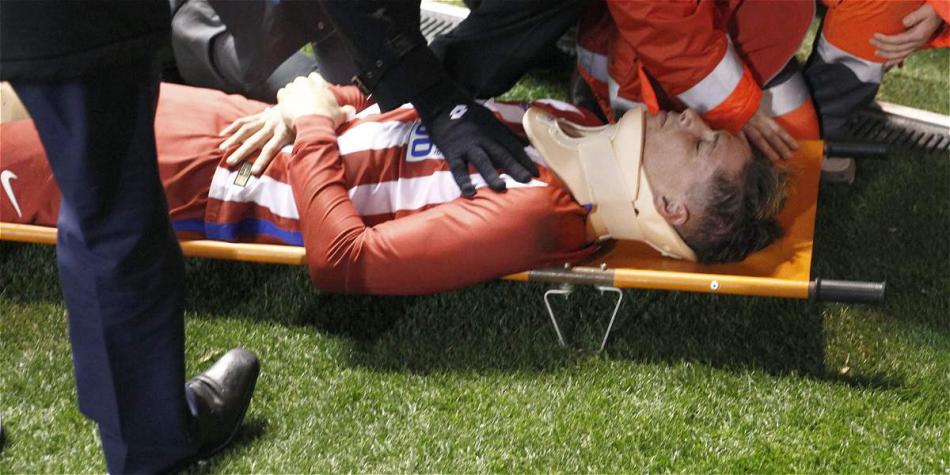 Fernando Torres salió en ambulancia del estadio de Riazor.