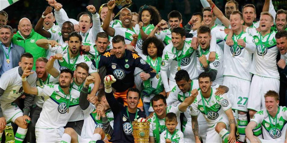 Los jugadores del Wolfsburgo festejan el título de la Copa de Alemania.