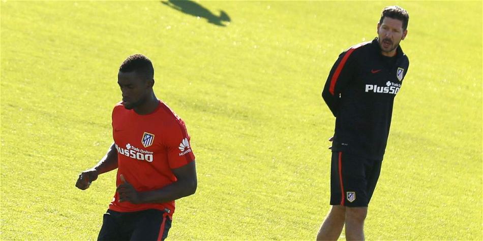 Jackson Martínez (izq.) en uno de los entrenamientos del Atlético previo al duelo con el Villarreal.