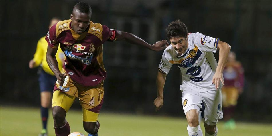 Acción de juego de Copa Suramericana entre Deportes Tolima y Sportivo Luqueño.