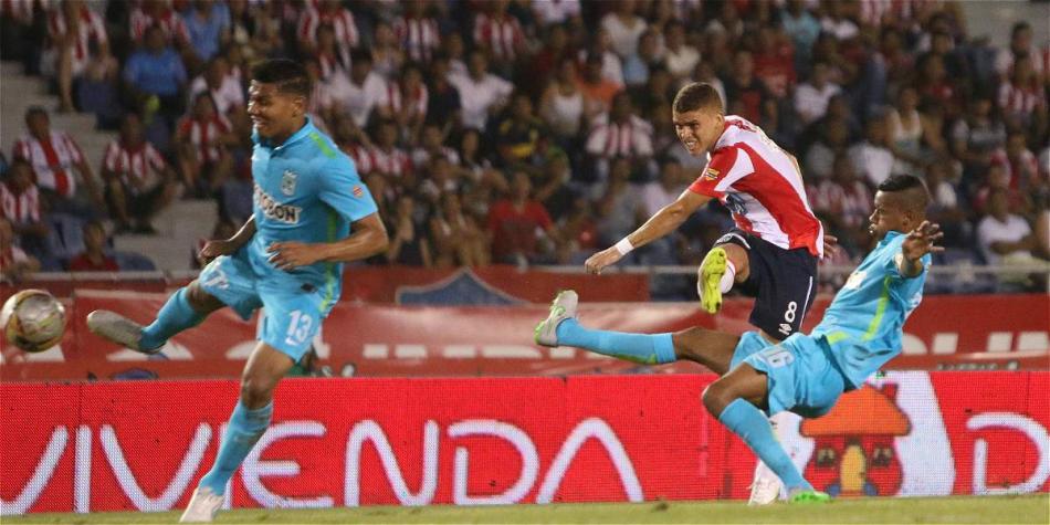 Acción del juego de este miércoles entre Junior y Nacional.