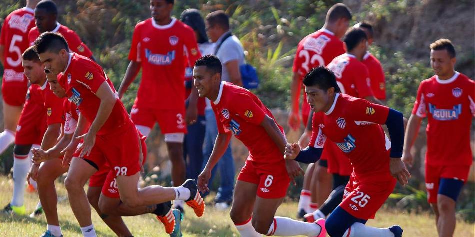 James Sánchez (centro), durante una práctica de Junior.