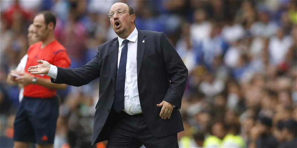 El entrenador del Real Madrid, Rafa Benítez, da instrucciones a sus jugadores.