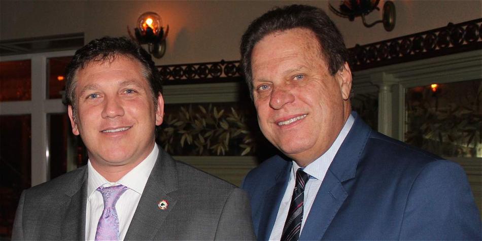 Ramón Jesurún (der.), presidente de la Federación Colombiana de Fútbol, junto a Alejandro Domínguez, presidente de la Conmebol.