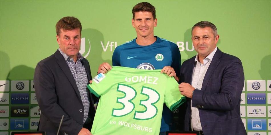 Mario Gómez en su presentación como nuevo jugador del Wolfsburgo.