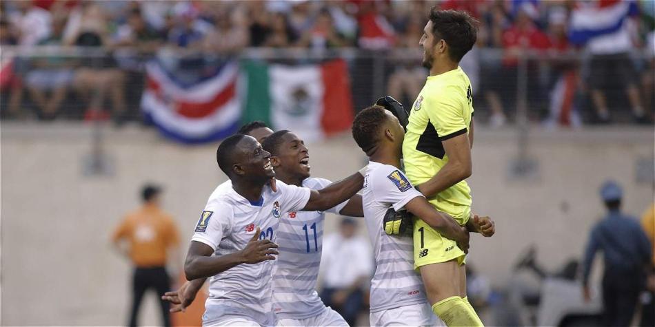 Jugadores de Panamá celebrando su paso a la semifinal de la Copa de Oro.