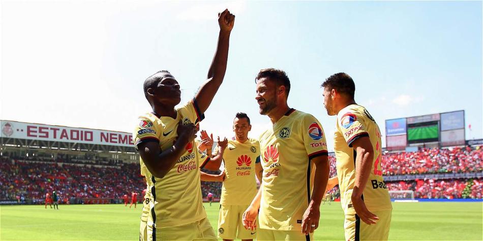 Darwin Quintero (izq.) celebrando su gol contra Toluca.