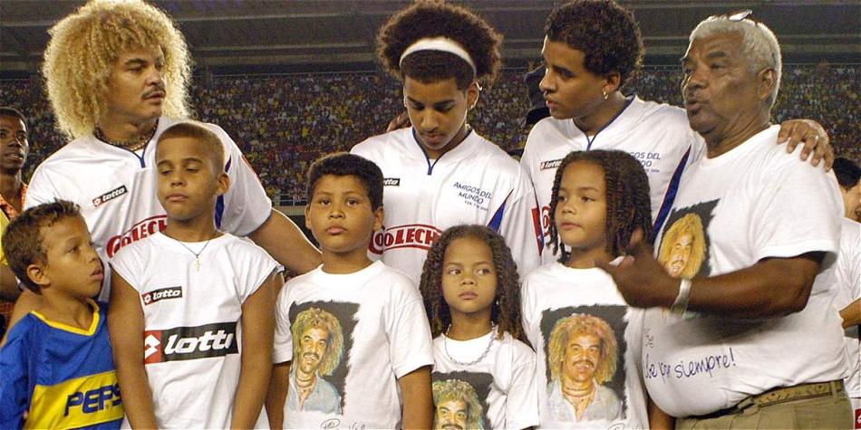 Carlos 'Jaricho' Valderrama, arriba de último de la fila de izquierda a derecha, en la despedidad del fútbol del 'Pibe' Valderrama.