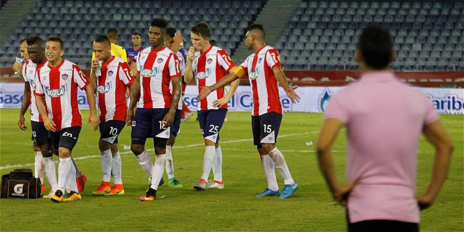 Jugadores de Junior tras la derrota con Pasto en Copa. Guillermo González/EL TIEMPO