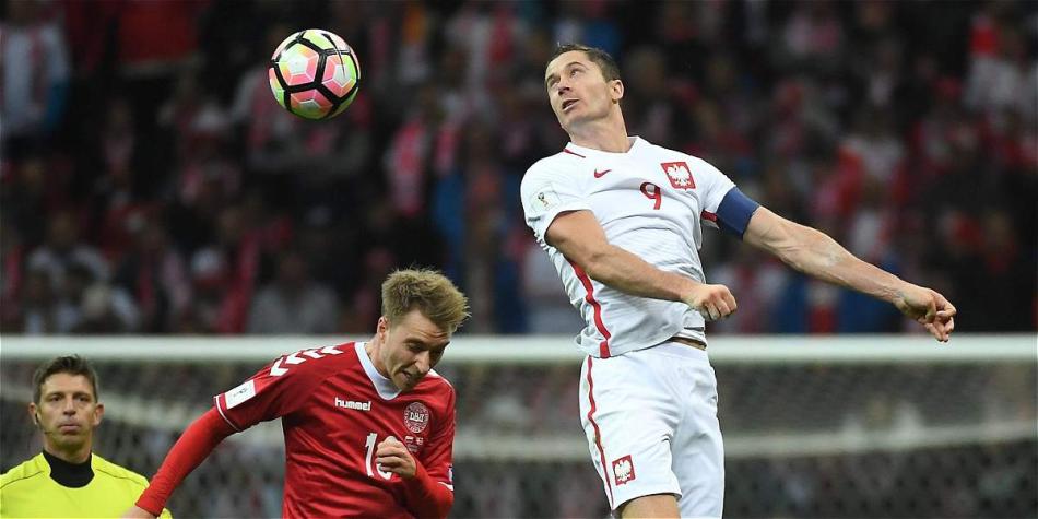 Robert Lewandowski (9), marcó los goles de Polonia frente a Dinamarca.