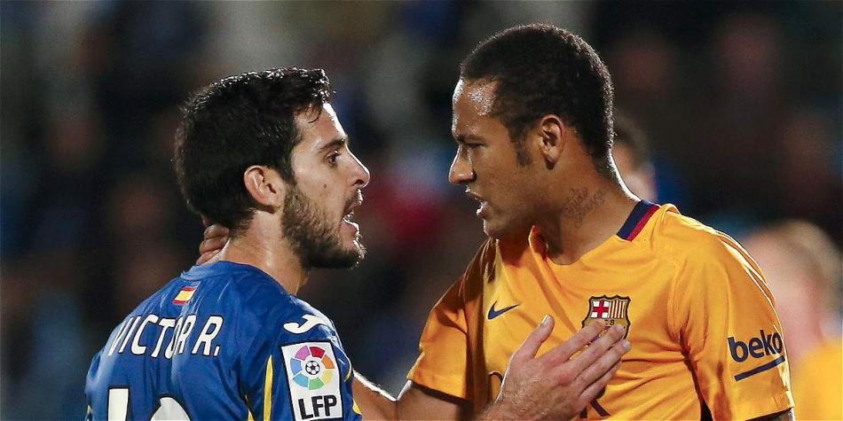 Neymar (der.) fue uno de los jugadores que entró disfrazado a la rueda de prensa.