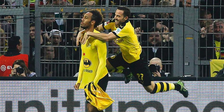 Pierre-Emerick Aubameyang (izq.) celebra su gol 14 en esta temporada.