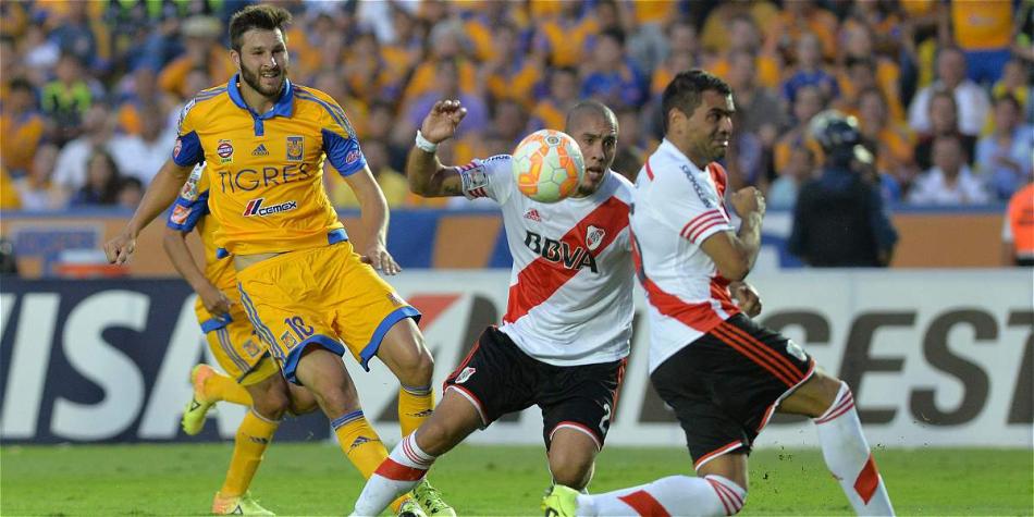 Maidana (cen.) marca a Gignac, en una de las jugadas del partido contra Tigres.