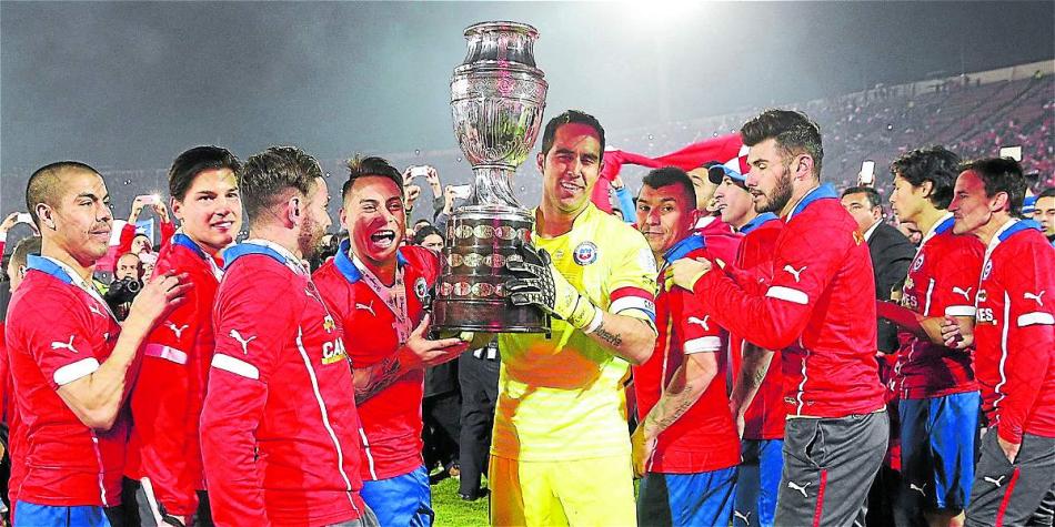 La roja salió campeona de la Copa América Chile-2015, con una destacable actuación de su guardameta Claudio Bravo.