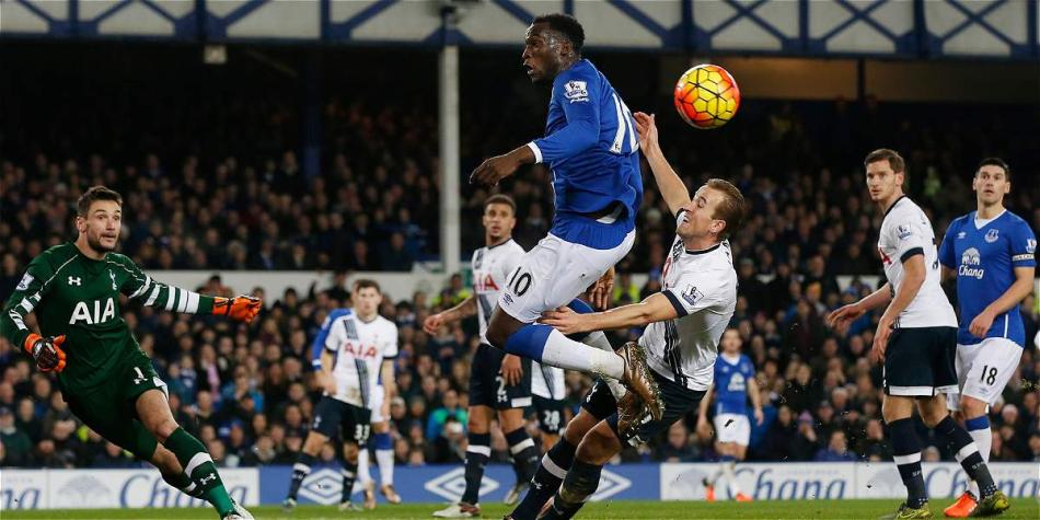Momento del partido entre Everton y Tottenham.