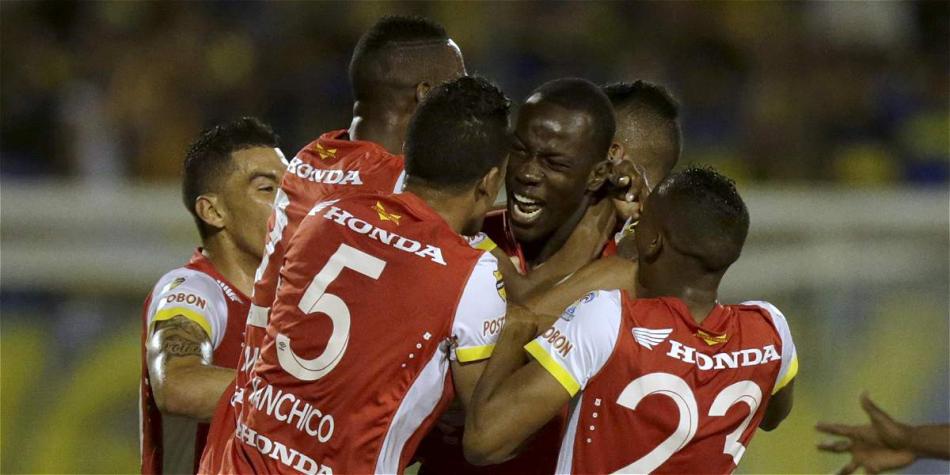 Jugadores de Santa Fe festejan el gol que le marcaron a Sportivo Luqueño.