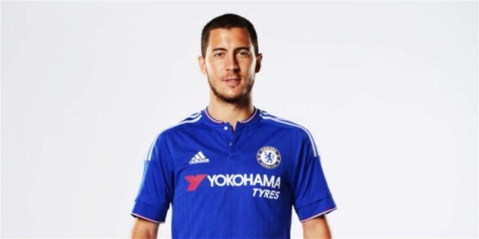 El volante belga Eden Hazard, sirve de modelo de la nueva prenda 'blue'.