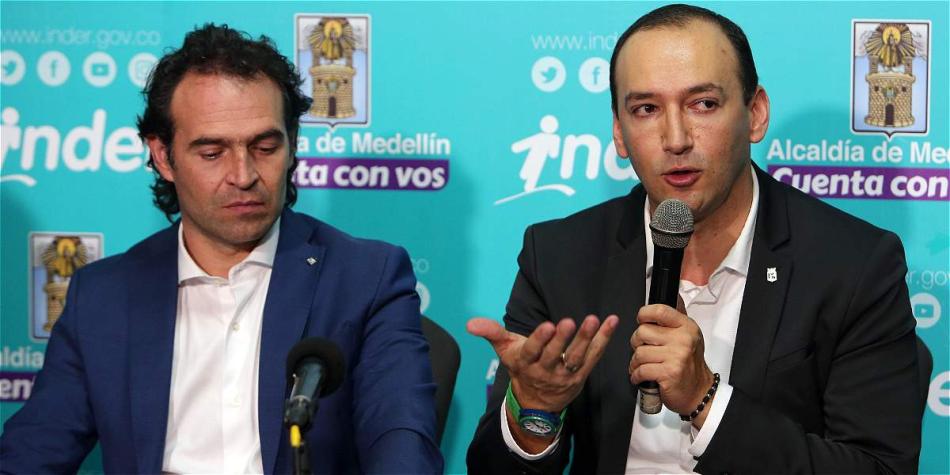 Juan Carlos de la Cuesta (der.), en la rueda de prensa, junto con el alcalde de Medellín.