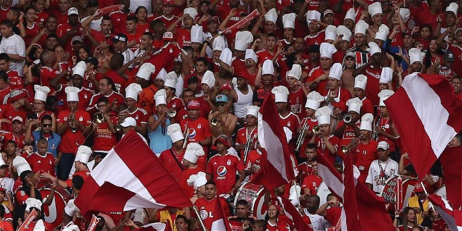 Los hinchas de América hicieron un carnaval en las tribunas.