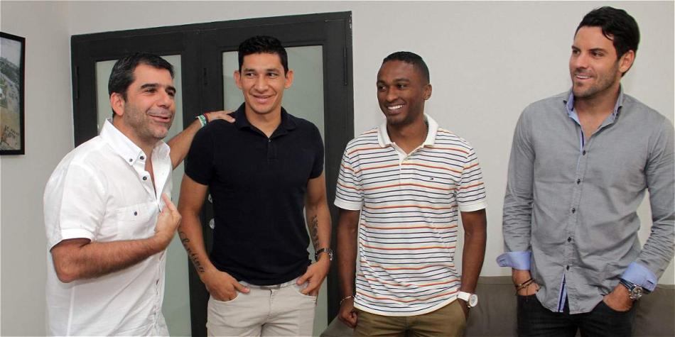 Roberto Ovelar (cen. izq.), Iván Vélez y Sebastián Viera (der.) se reunieron con el alcalde de Barranquilla, Alejandro Char (izq.) para hablar de la problemática de los niños de La Guajira.