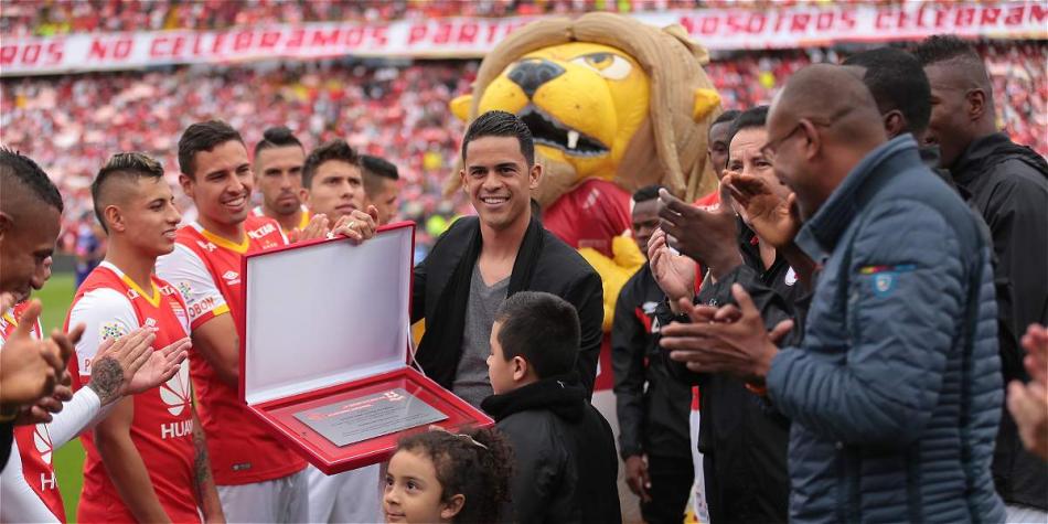 Yulián Anchico recibió un reconocimiento especial por parte de la institución y de la hinchada 'cardenal'.