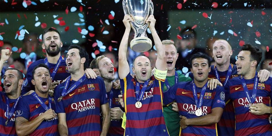 Jugadores de Barcelona celebrando con el trofeo de la Supercopa de Europa.