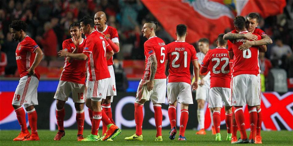 Los portugueses celebraron con su afición el gran triunfo.