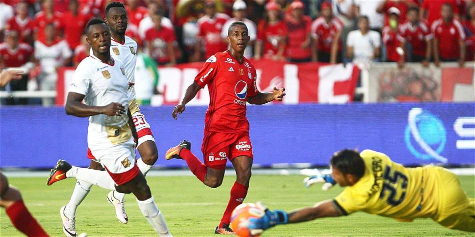 Acción de juego entre América y Rionegro Águilas en el Pascual.