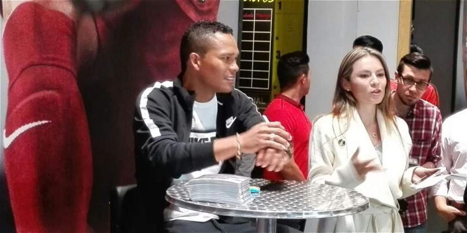 Carlos Bacca, en rueda de prensa en Bogotá.