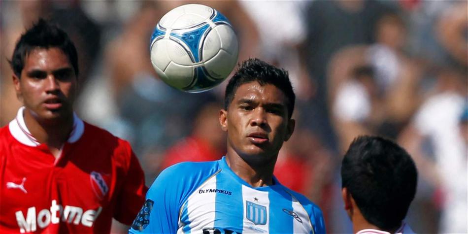 'Teo' Gutiérrez (centro), el día que Racing perdió 4-1 contra Independiente y él sacó un arma.