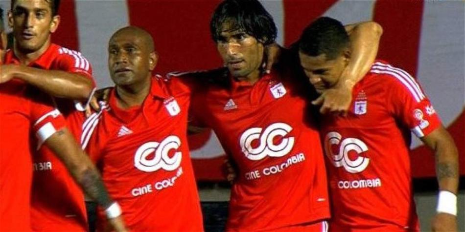 El argentino Farías, entre Néider Morantes y Ayron Del Valle.