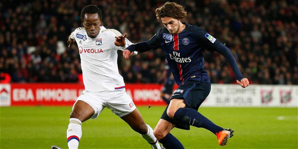 Acción de juego entre Rabiot (der.), jugador de PSG, y Bakary Kone, jugador del Olympique Lyon.