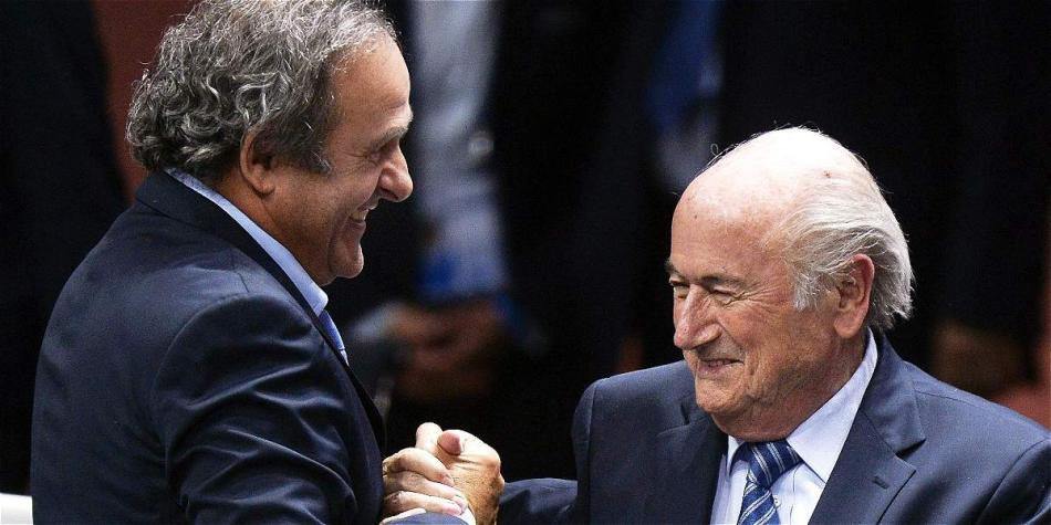 Michel Platini (izq.), presidente de la Uefa y Joseph Blatter, presidente de la Fifa.