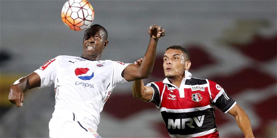 Juan Fernando Caicedo, del DIM, en acción de juego frente a Santa Cruz.