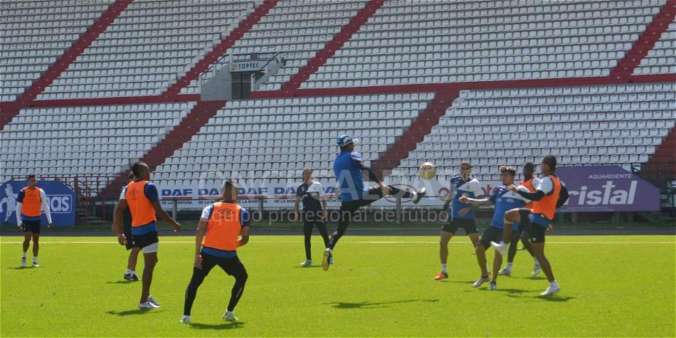 Once Caldas, durante una práctica.