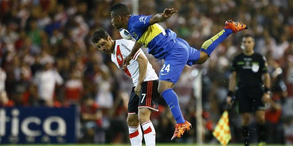 Frank Fabra (der.), y Rodrigo Mora en acción de juego en el segundo 'supeclásico' del año.