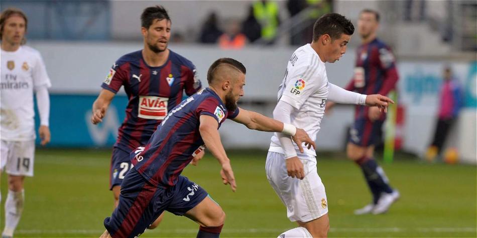 James Rodríguez (der.) en una de las acciones de juego, en el duelo frente a Éibar.