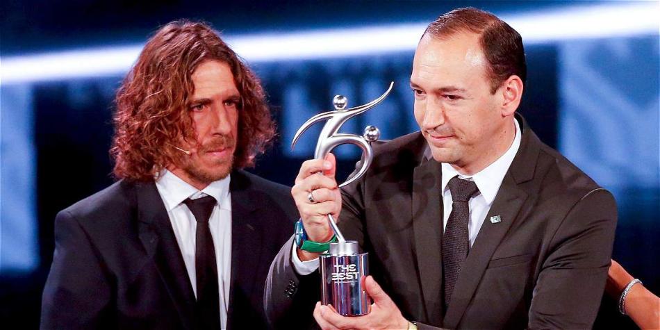Carles Puyol entregó el galardón al presidente de Nacional, Juan Carlos de la Cuesta.
