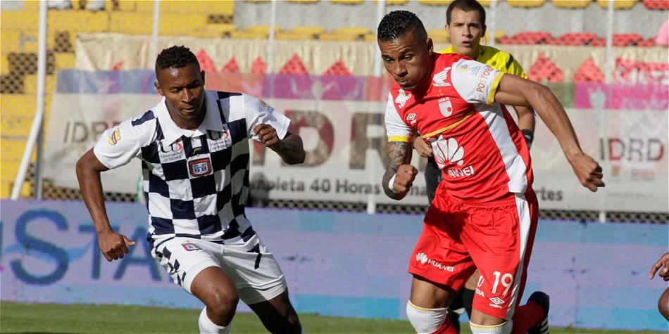 Wilson Morelo (der.) marcó el gol del conjunto 'cardenal'.